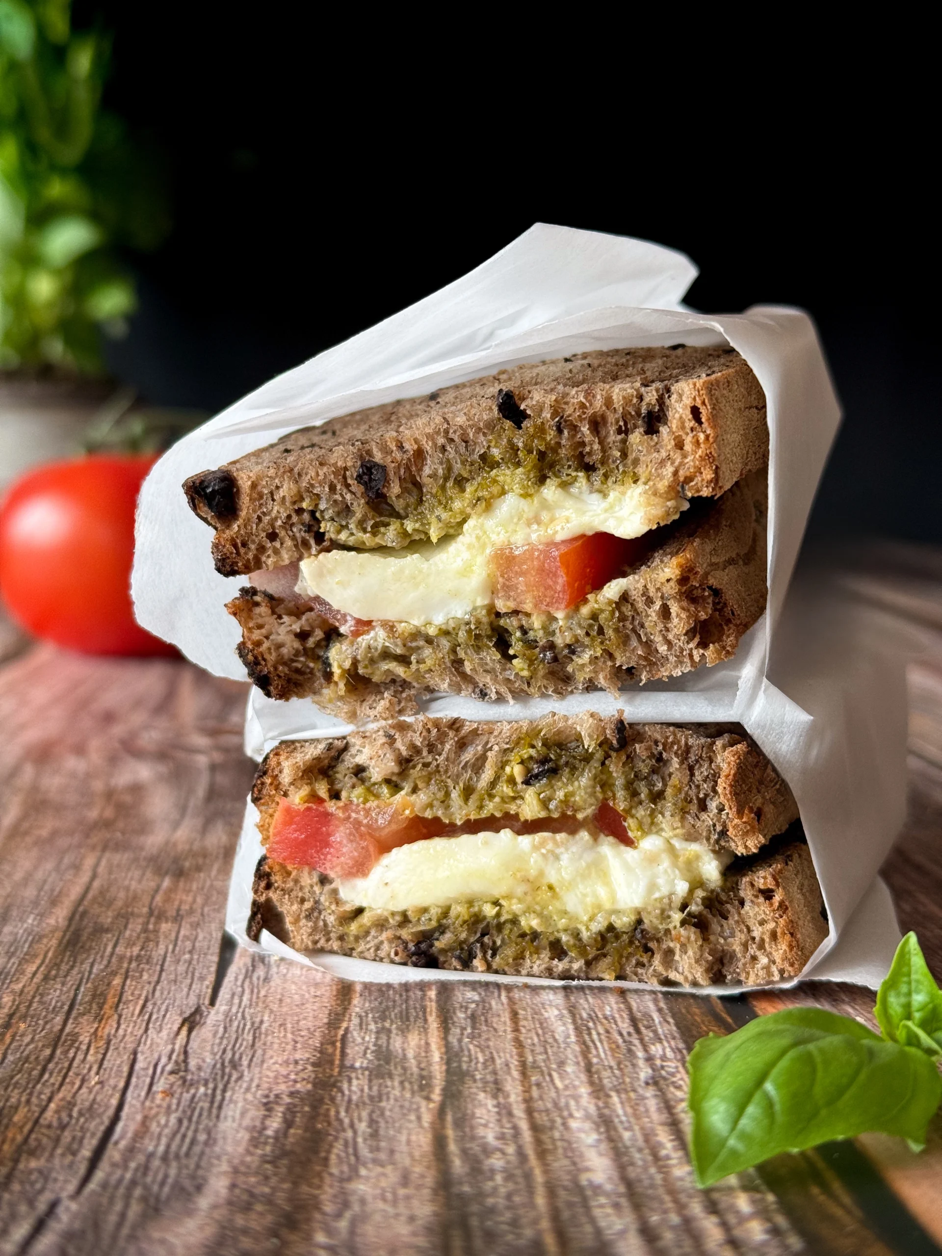 Sandwich été pain aux olives tomate perso mozzarella sur une table en bois