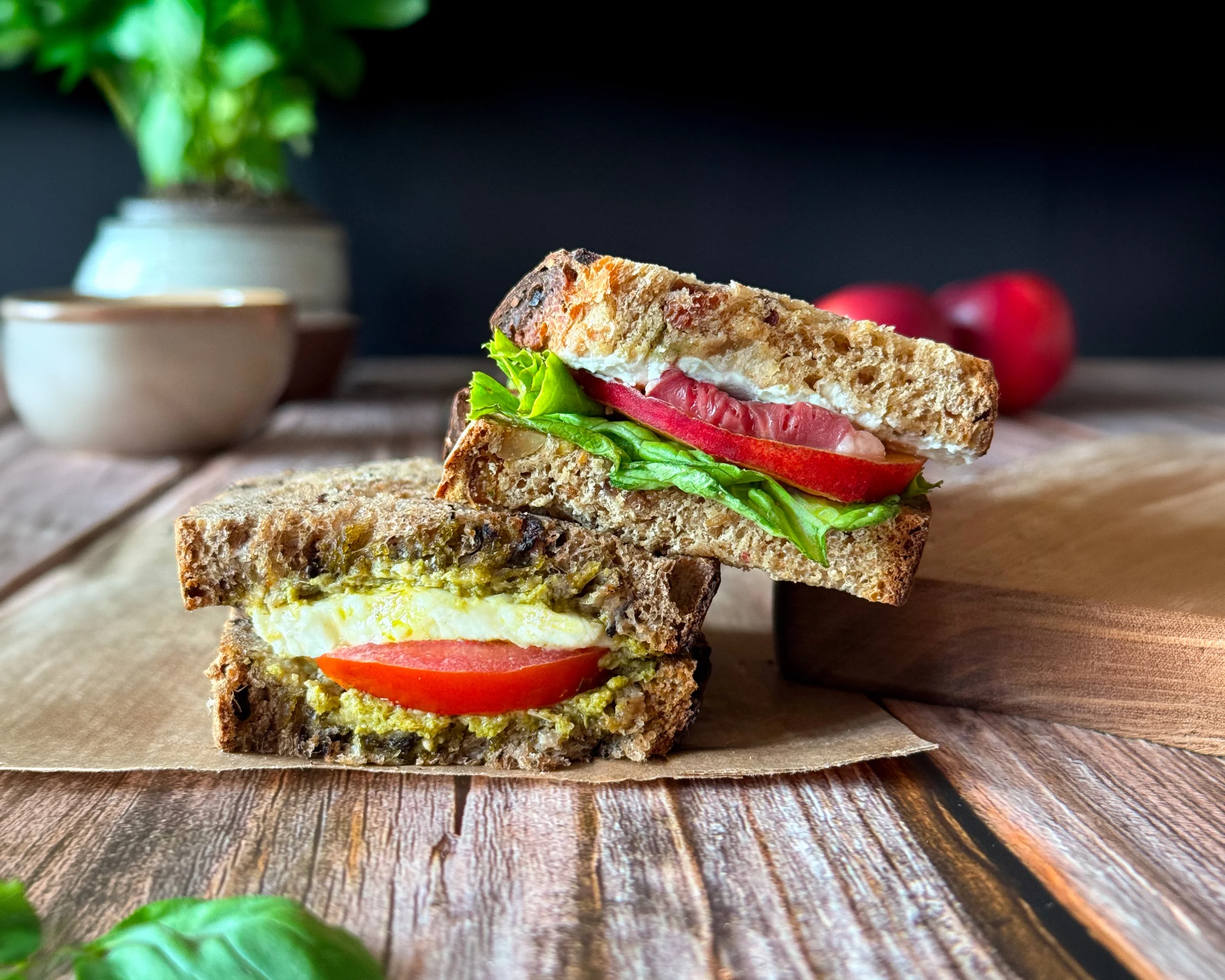 Bloomers ete sandwichs pesto tomate mozza ou nectarine magret Bloomers sandwichs été Petrin Ribeirou pesto tomate mozza ou nectarine magret sur une table en bois